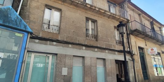 2 pisos y bajo cubierta en pleno centro de Ponteareas – MV521