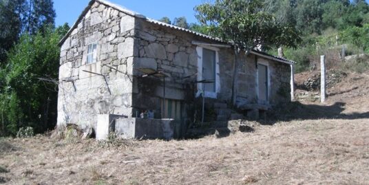 Casa de piedra para restaurar con 3800m2 de terreno.