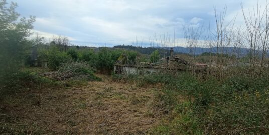 Gran terreno de 4500m2 con 2 casas para restaurar