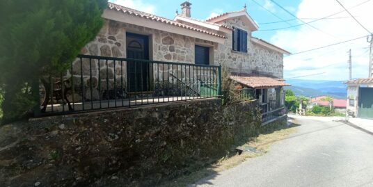 Casa de piedra, seminueva, 4 dormitorios – MV960
