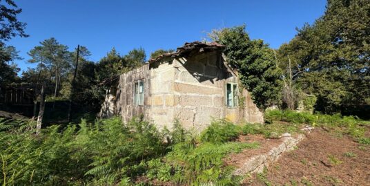 Propiedad de 4000m2, con dos construcciones para reformar